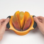 Idée cadeau original pour la cuisine : le coupe mangue ! www.sandrafm.com